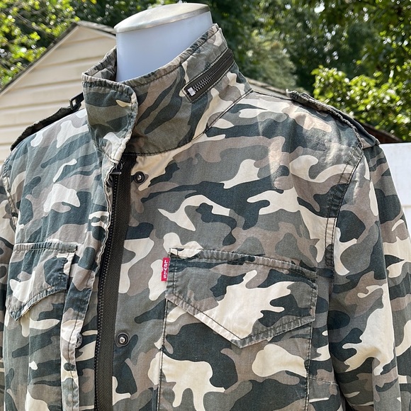 EUC Levi’s Camo lightweight utility Jacket Womens size M - Picture 3 of 17